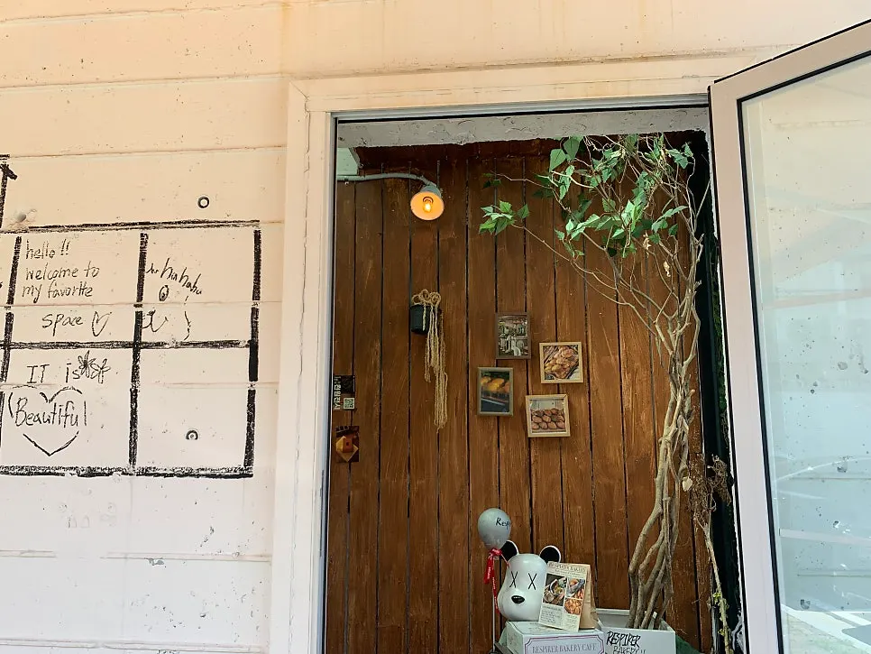 Entrance leading into Respire Bakery