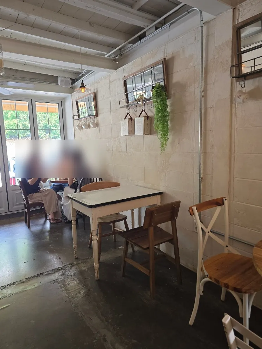 카페 입구 앞 세로 사진
