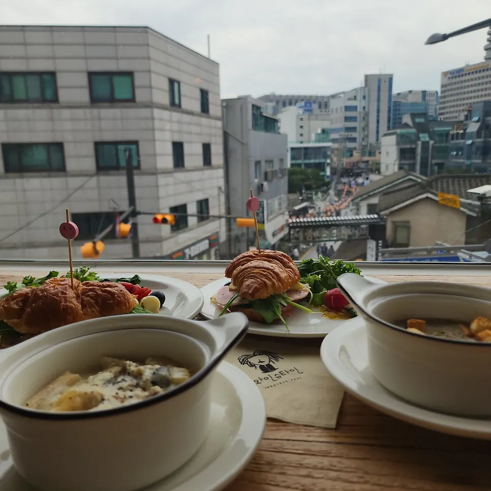 서촌 필운대로 3층 와인바 내부