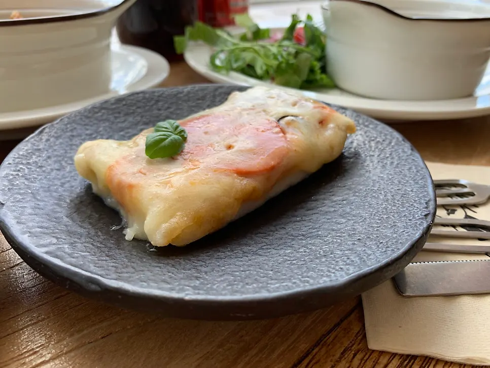 Close-up of the light-flavored pizza sulgi