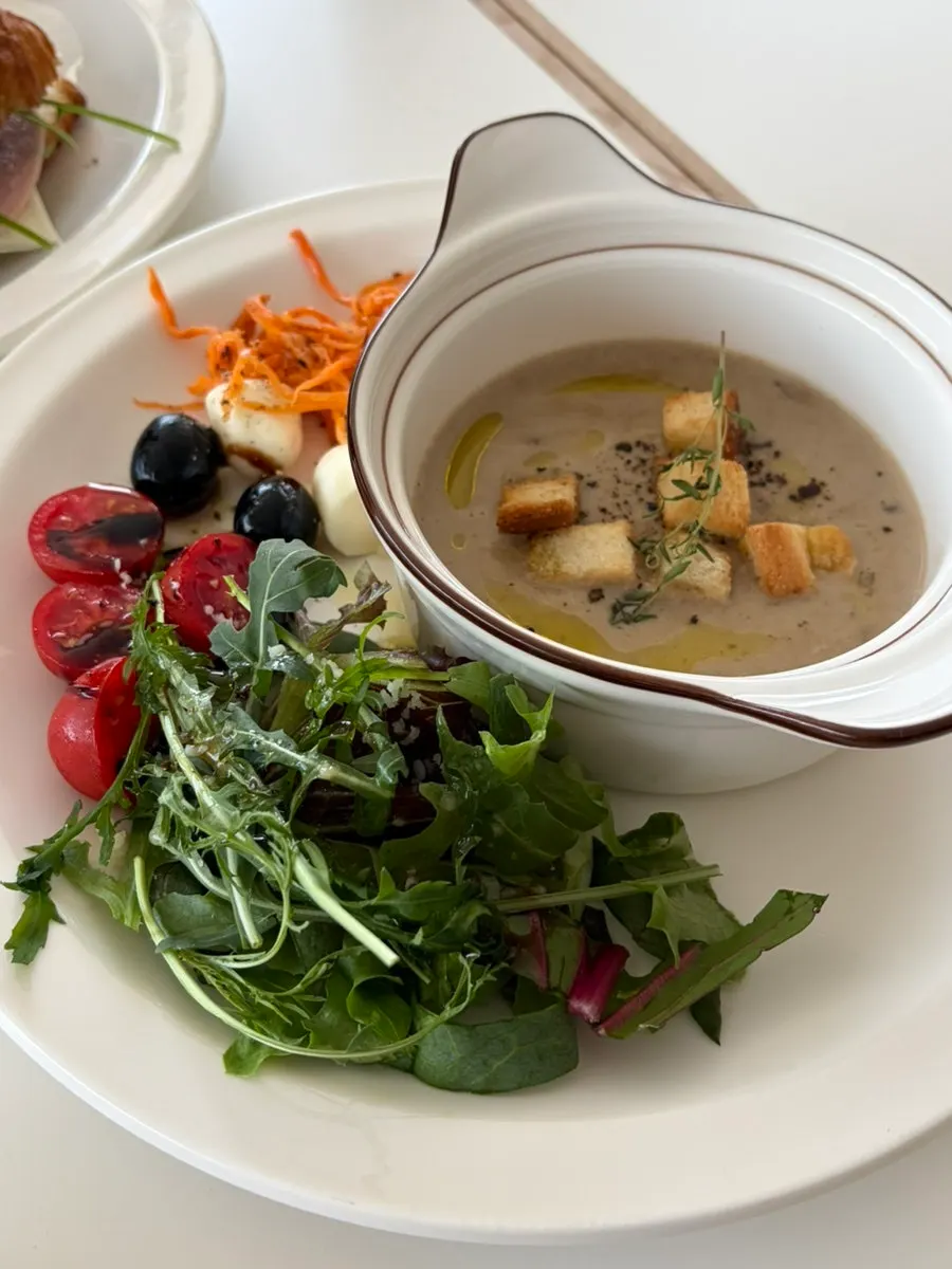Tableware served with the brunch