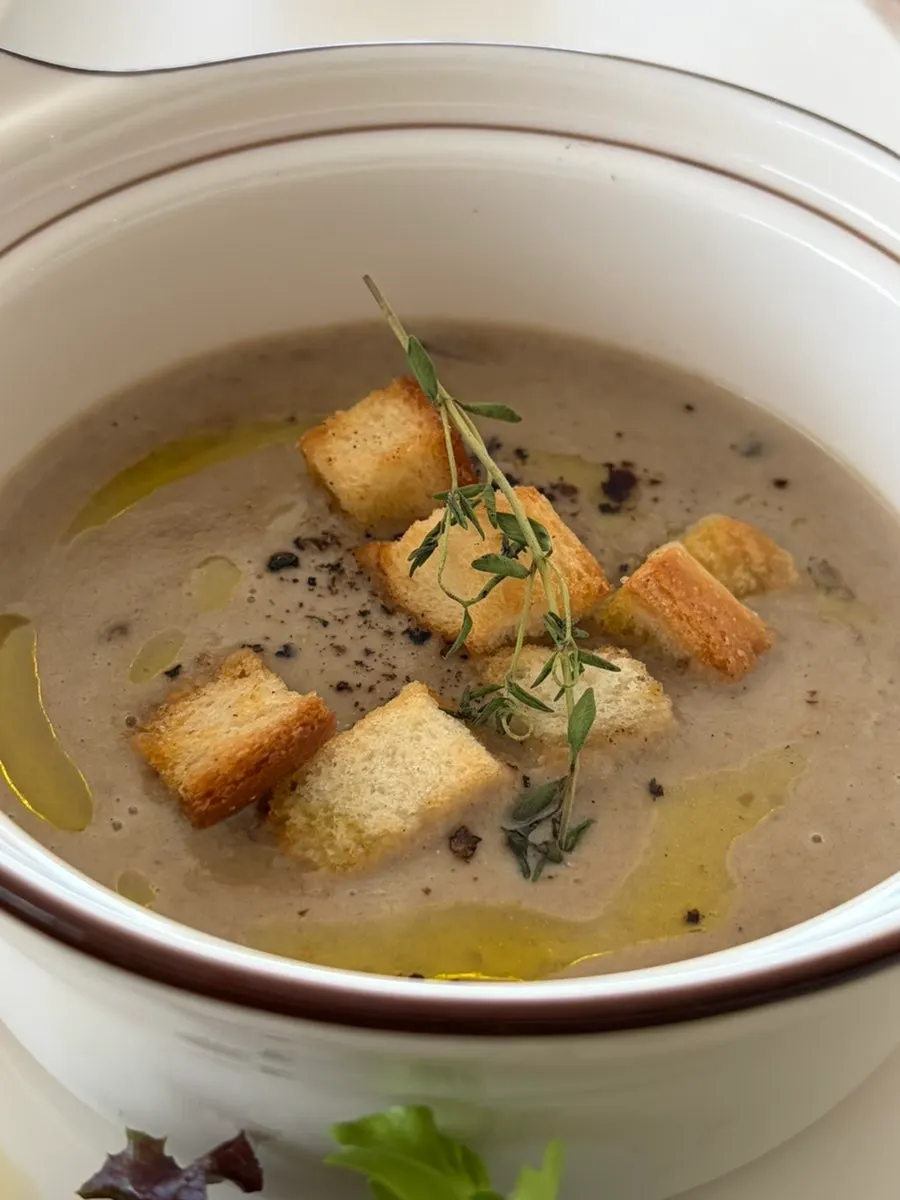 Salad and mushroom soup included in the set