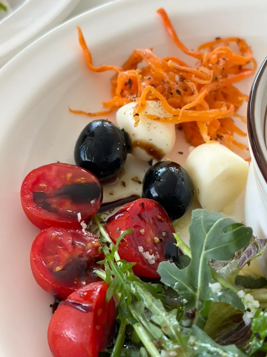 Side salad with black olives and bocconcini cheese