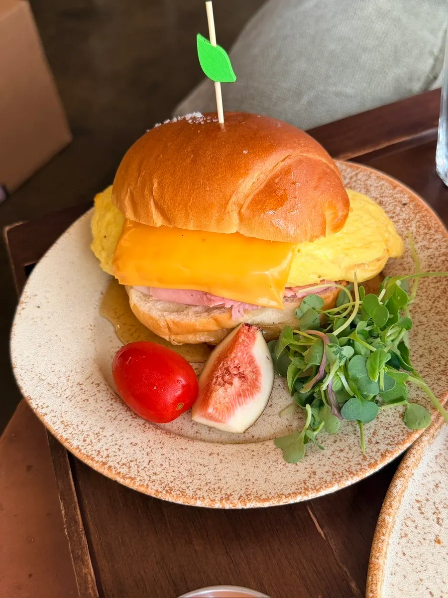 Omelette sandwich served with figs