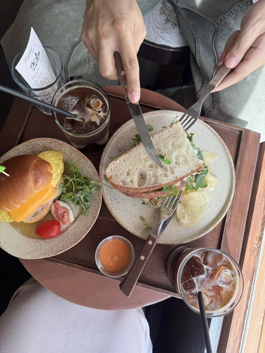 Atmosphere of Respire Bakery Cafe in a Seochon alley