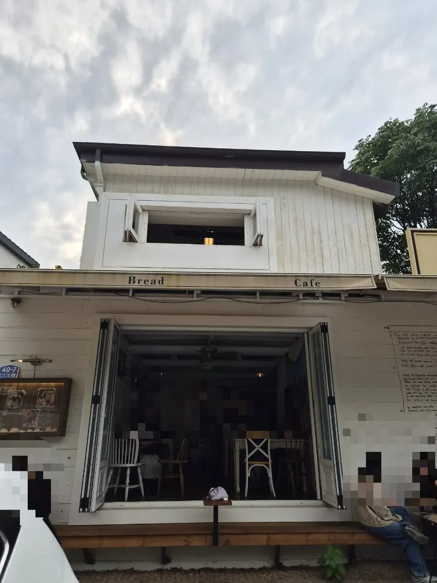Respire Bakery Cafe Seochon terrace open on a cool day
