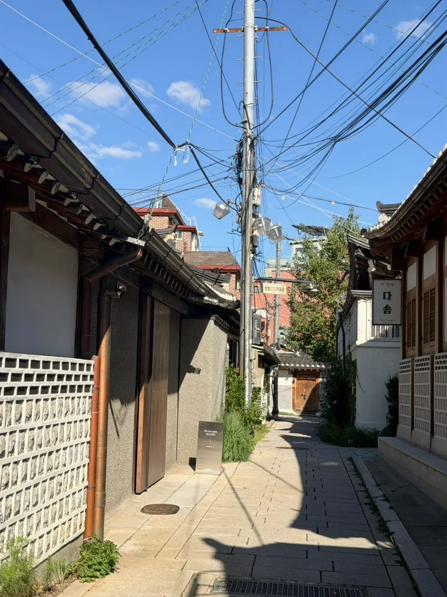 Cảnh dạo bộ trong hẻm Seochon