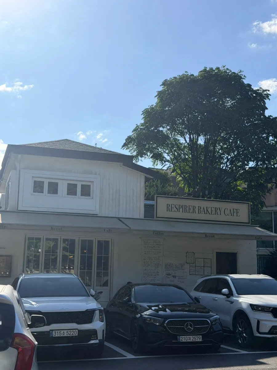 Mặt tiền Respire Bakery Cafe nằm sâu trong hẻm