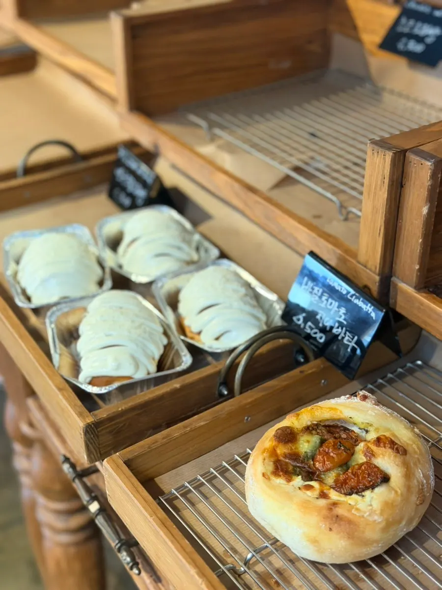 Cận cảnh mặt đáy màu nâu sậm của salt bread