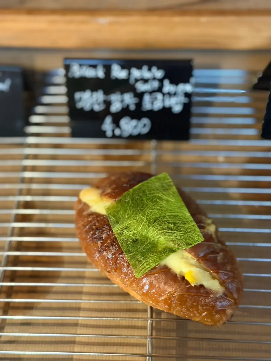 Kệ bánh có bảng hướng dẫn cách chọn salt bread
