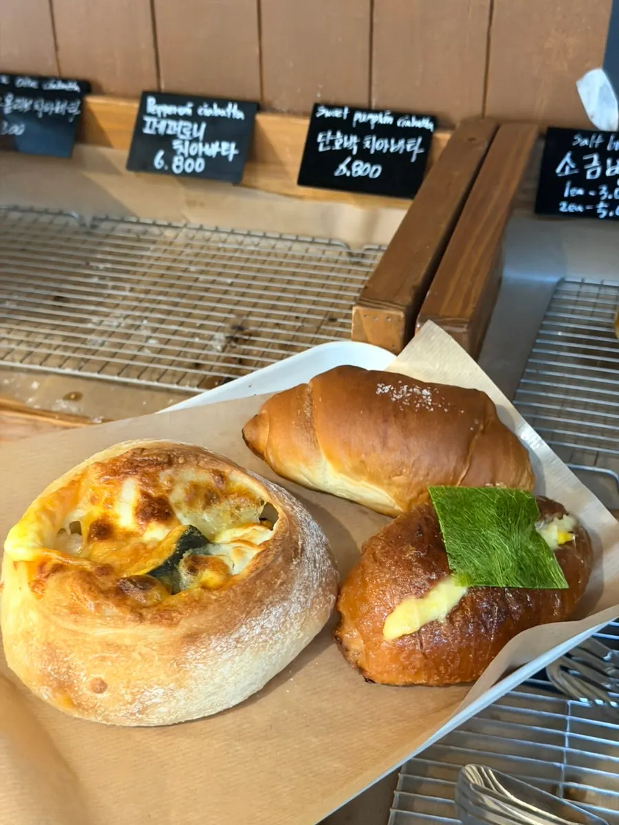 Ciabatta bí đỏ và salt bread khoai tây rong biển