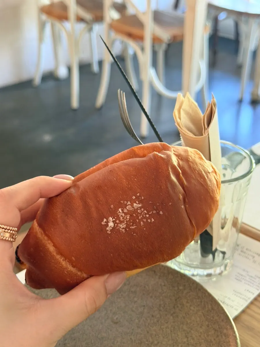 Salt bread trên đĩa cùng matcha latte đá