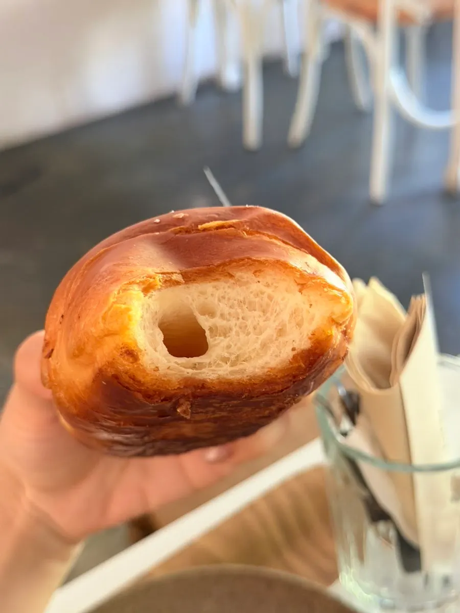 Mặt đáy chiên giòn đẹp của salt bread