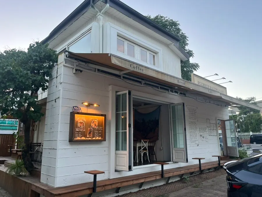 Exterior of Respire Bakery Cafe Seochon