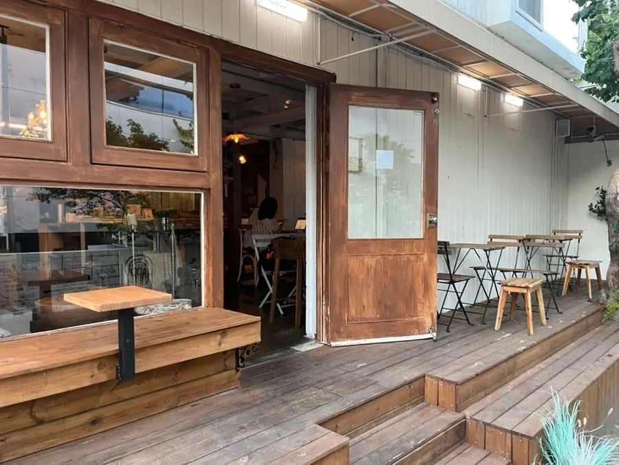 Window seats overlooking a Seochon alley