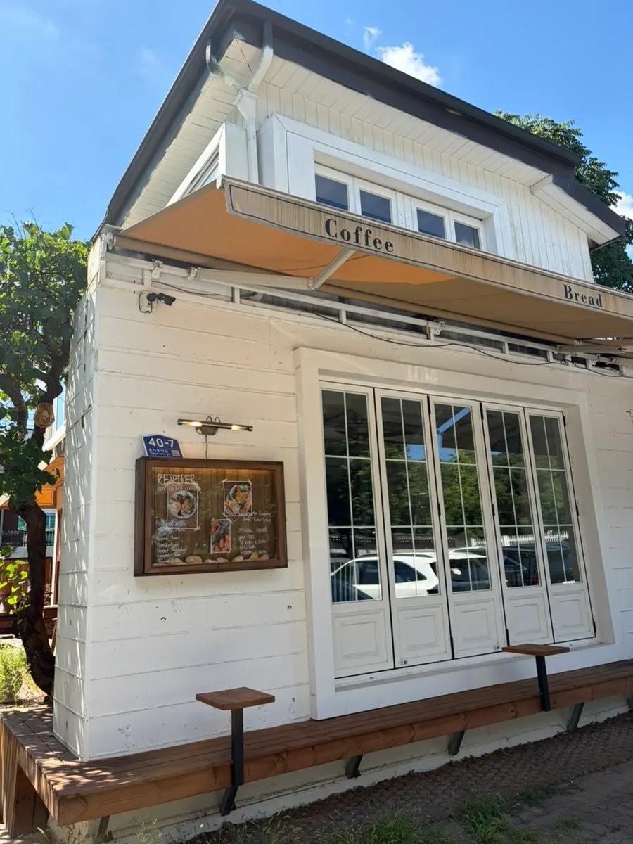 Brunch space at Respire Bakery in Seochon