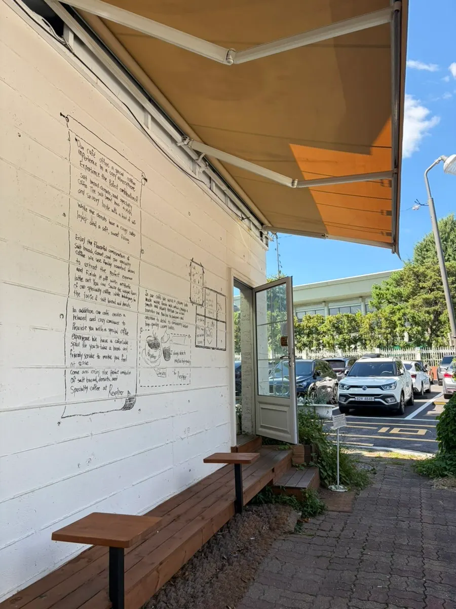 Exterior of Respire Bakery in Seochon