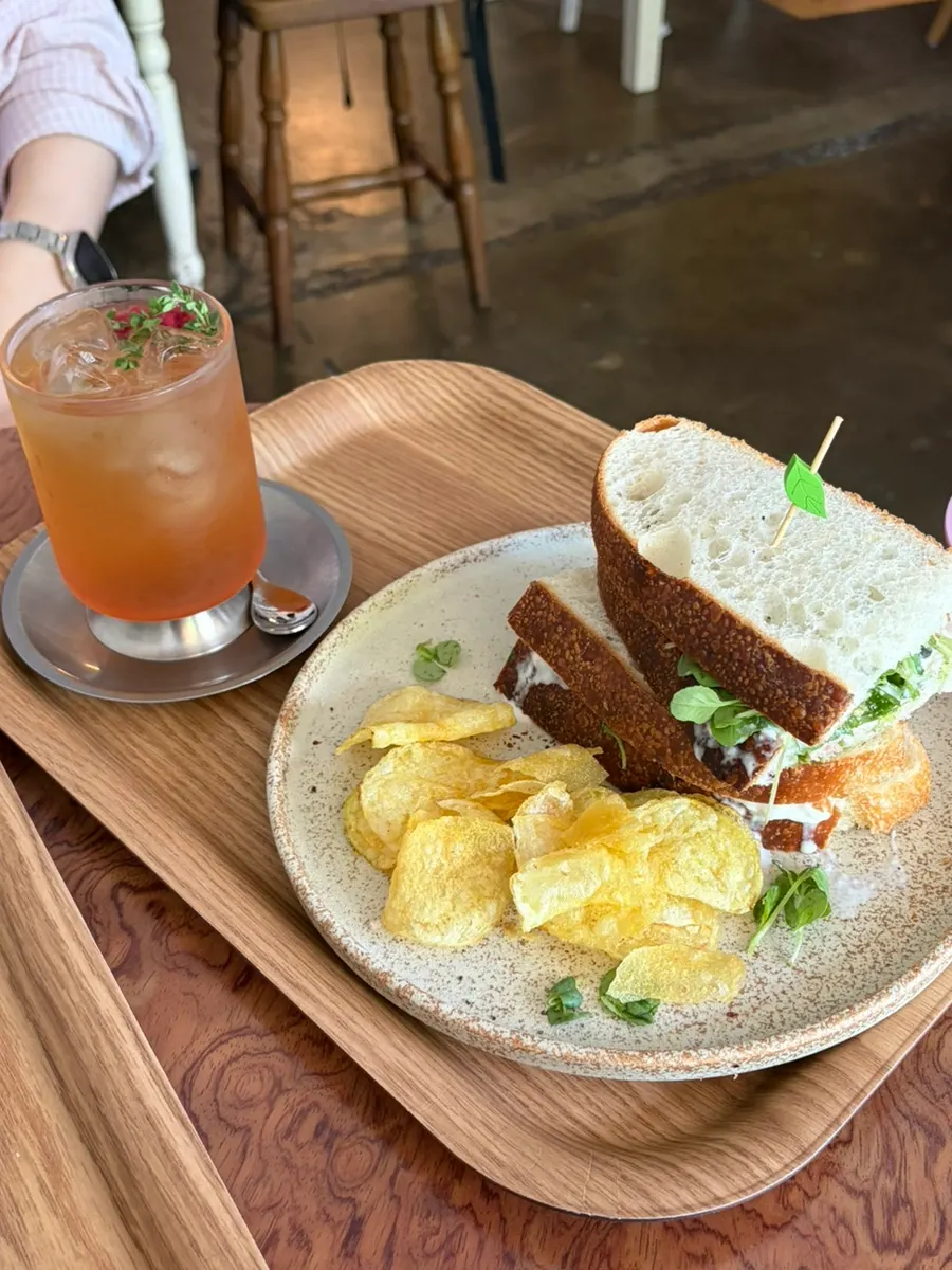 Basil jambon ciabatta sandwich