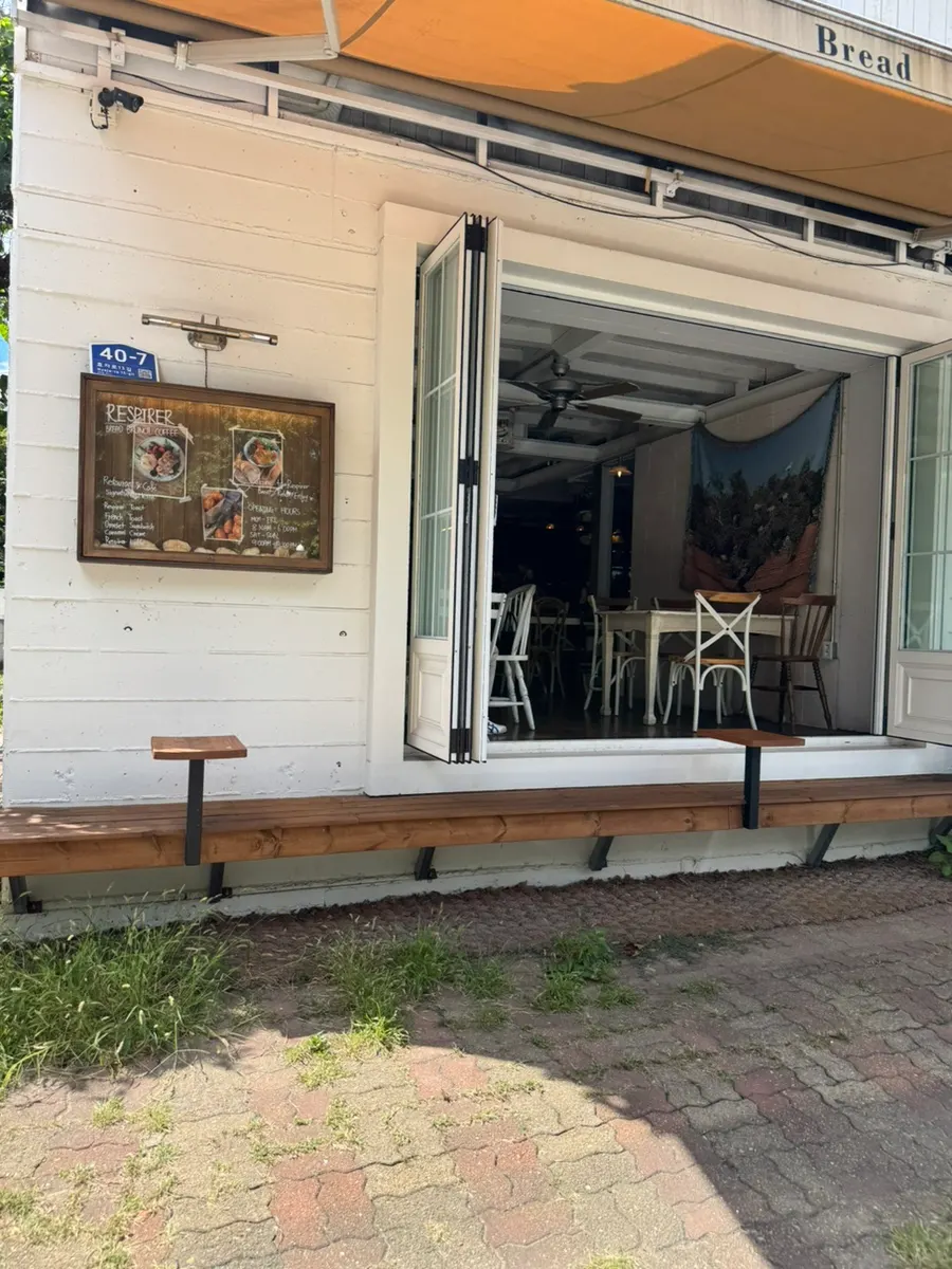 White exterior entrance of Respire Bakery Cafe