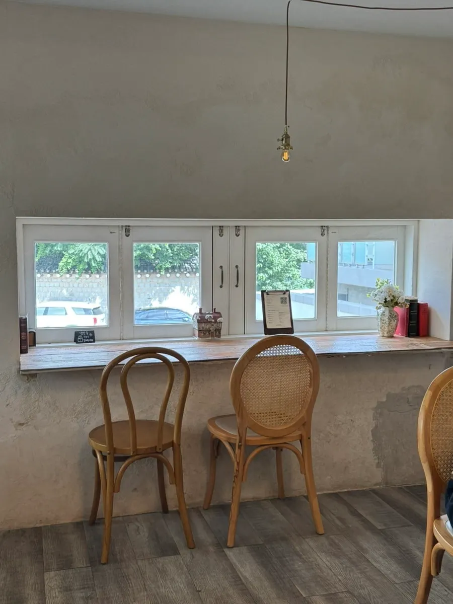 Six-person seating for a gathering with friends