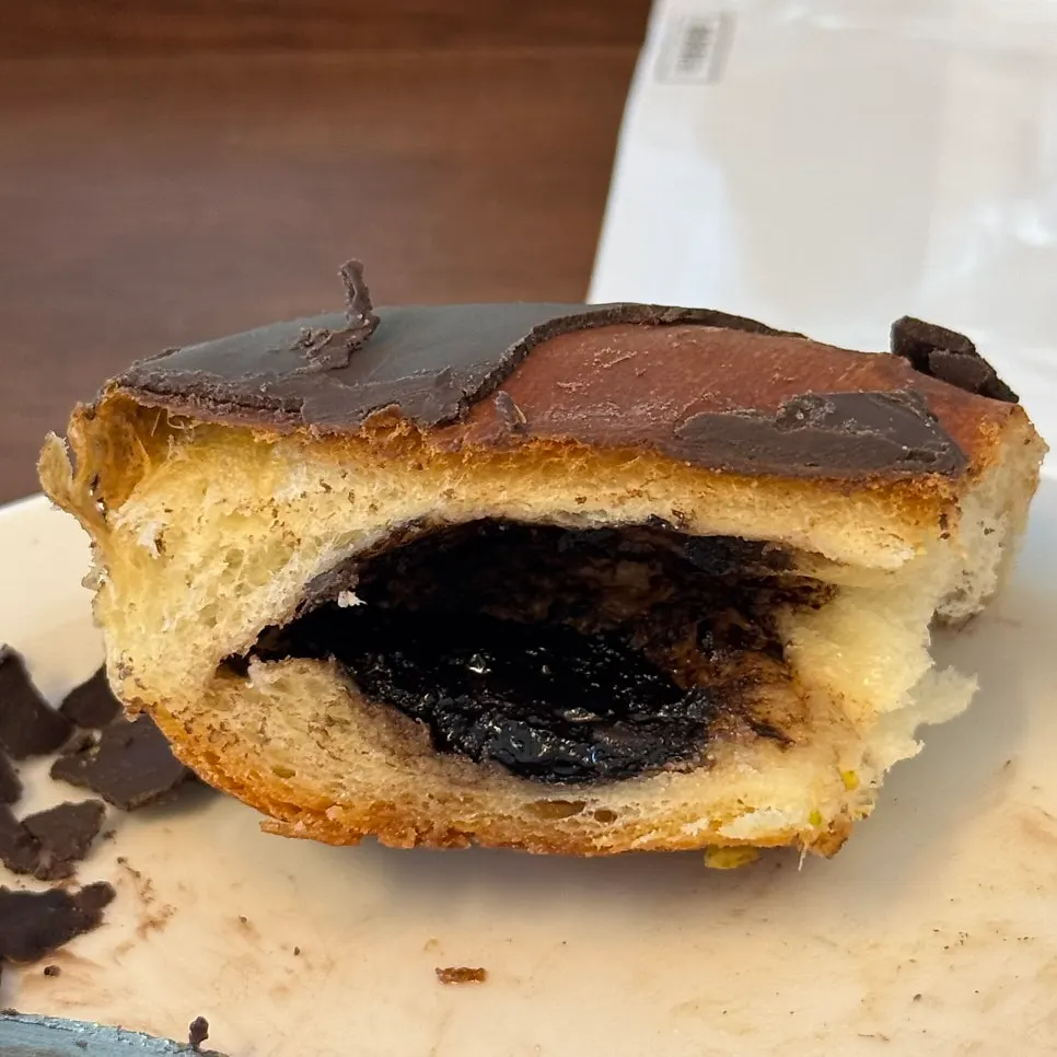 초코소금빵 단면