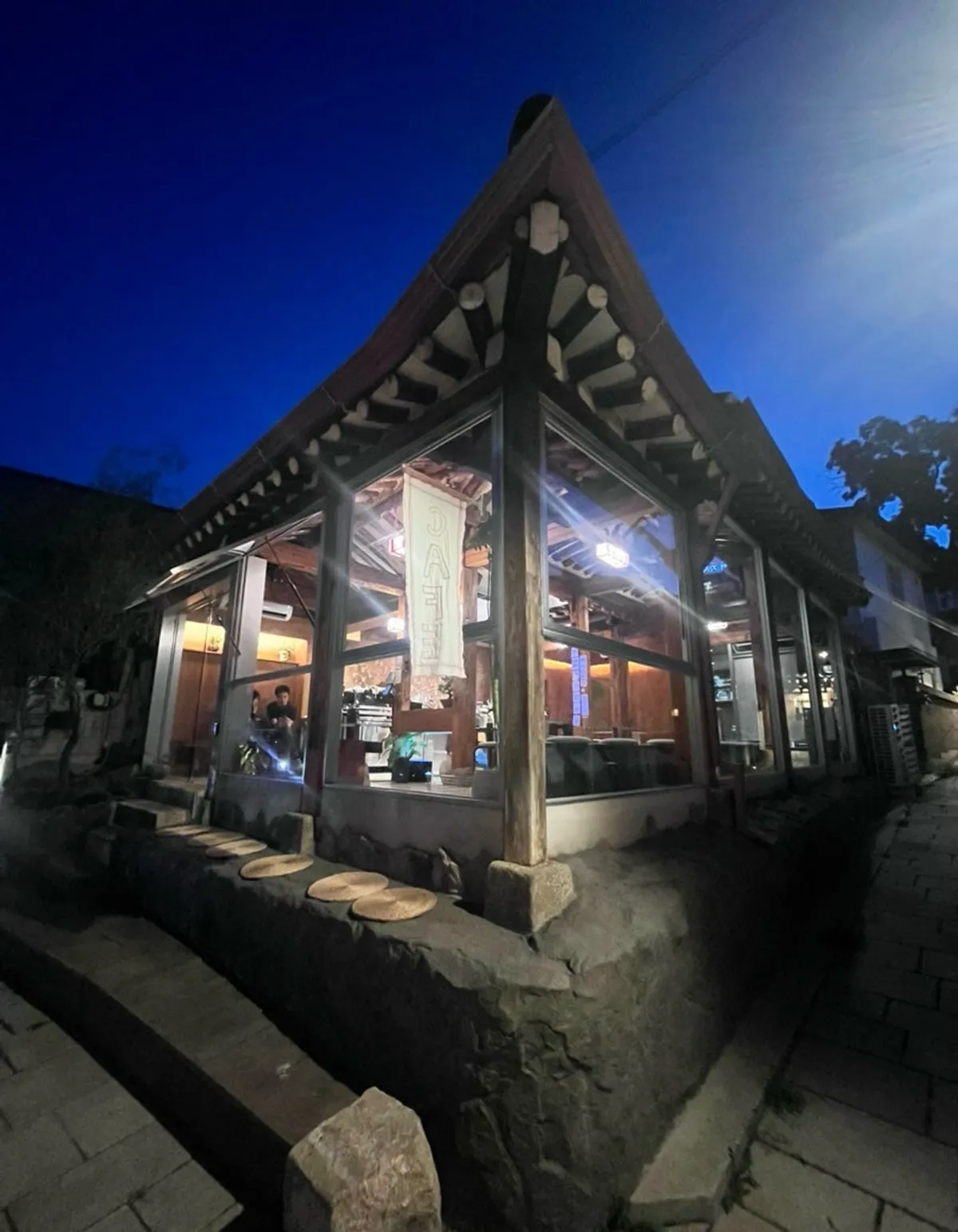 Interior space of Oldsse Seochon, a hanok café in Seochon