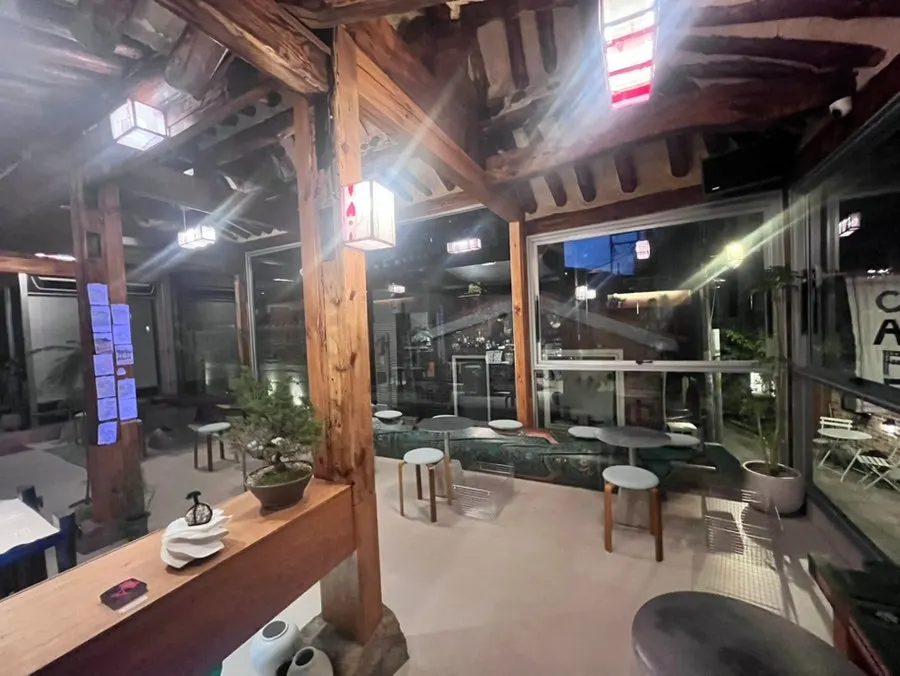 Modernly decorated interior of Oldsse Seochon