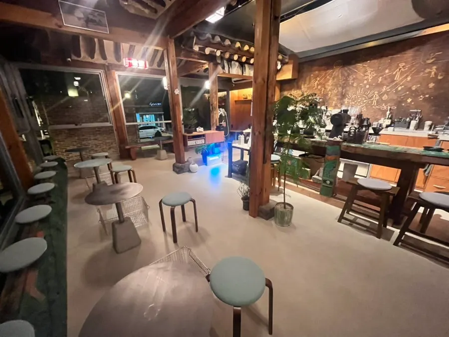 Interior seating layout at Oldsse Seochon