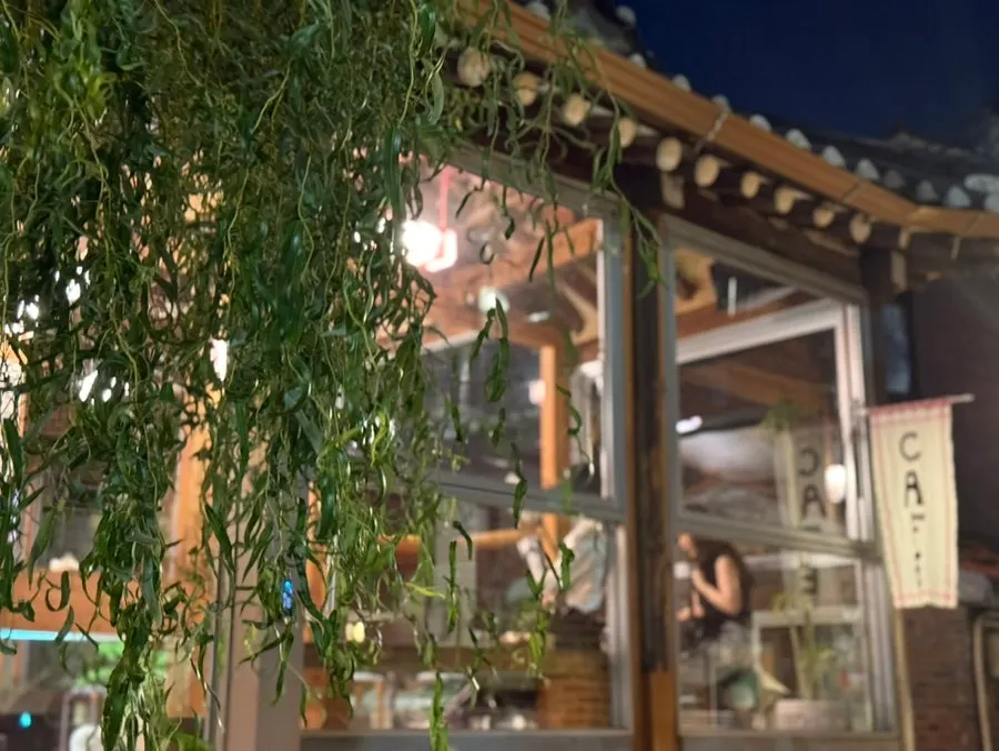 저녁 조명이 켜진 한옥 카페 분위기