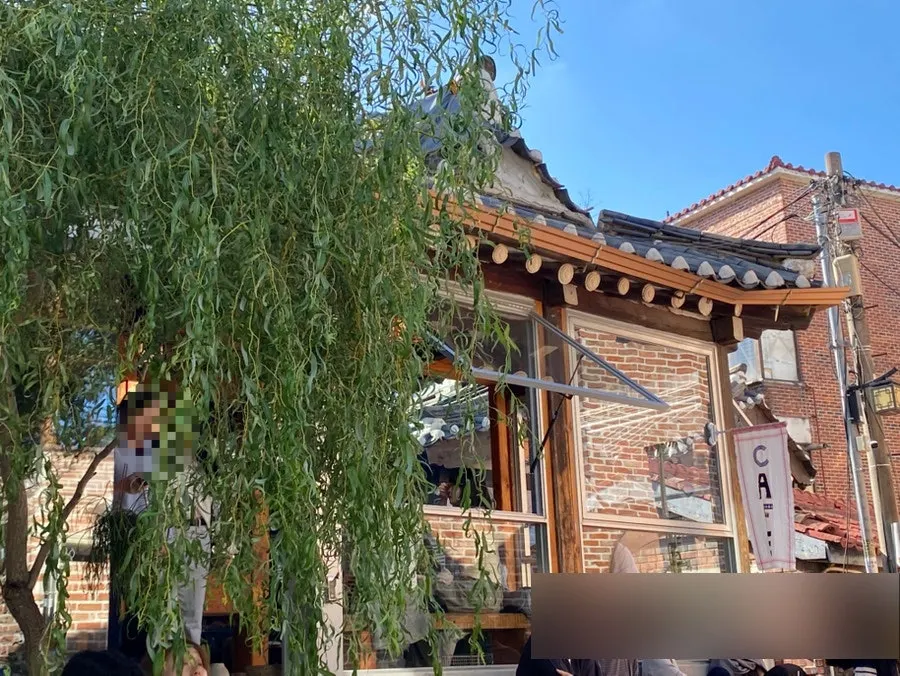 Exterior and outdoor seating of the hanok café Oldsse Seochon