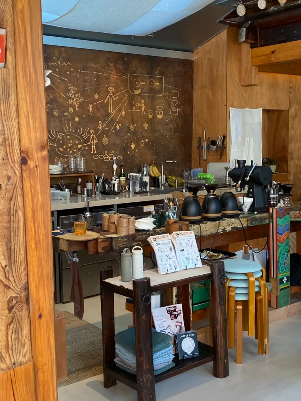 Interior of Oldsse Seochon blending with the hanok structure