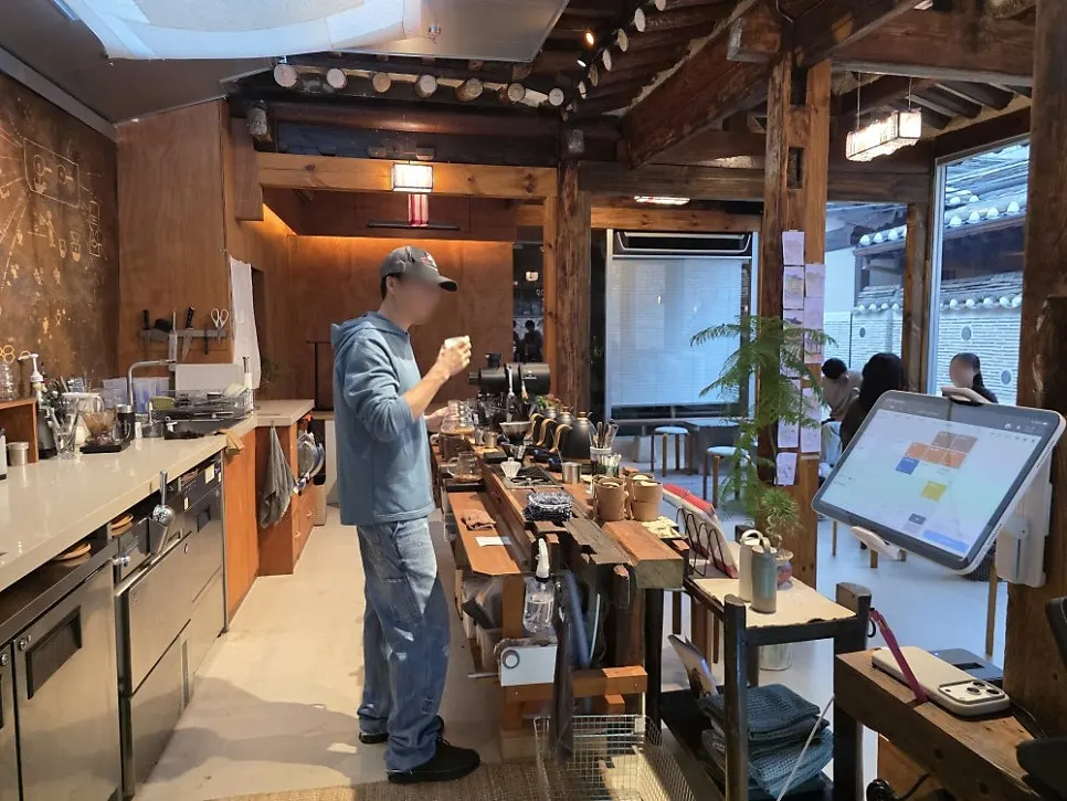 대기 손님이 있는 올딧세 서촌 매장 앞 골목