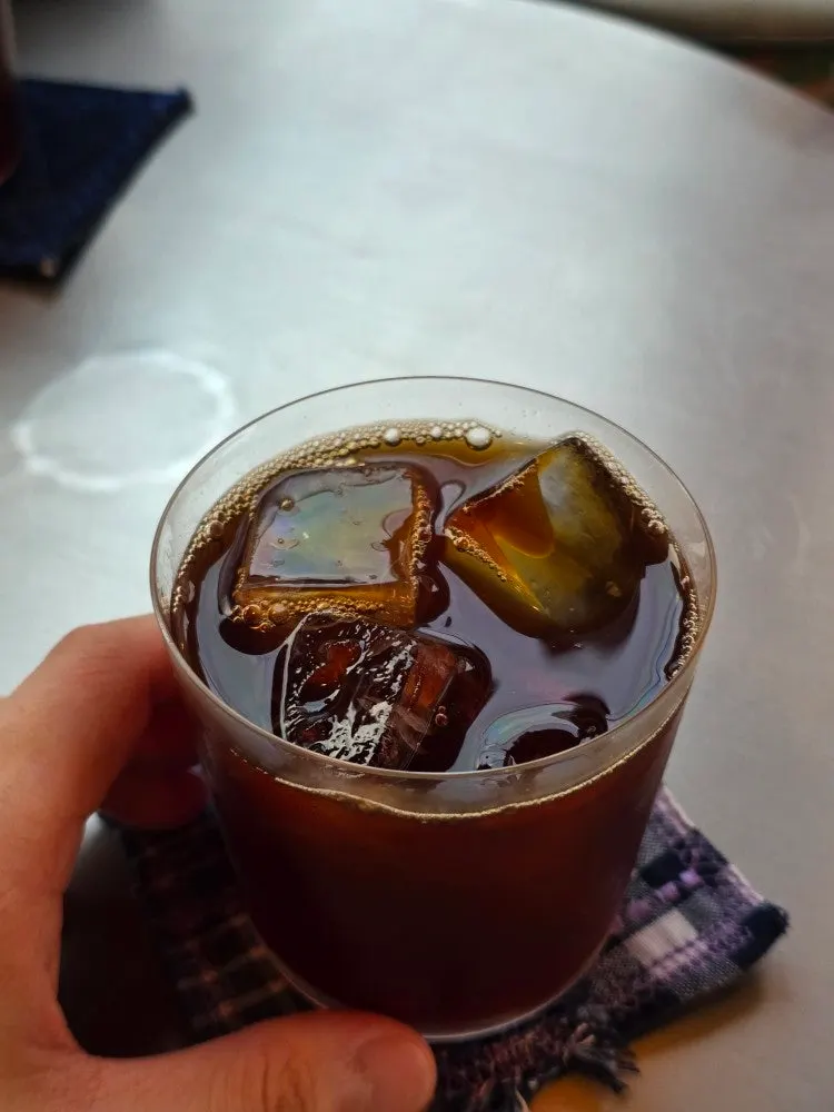 가죽 코스터에 올려진 커피 잔 디테일