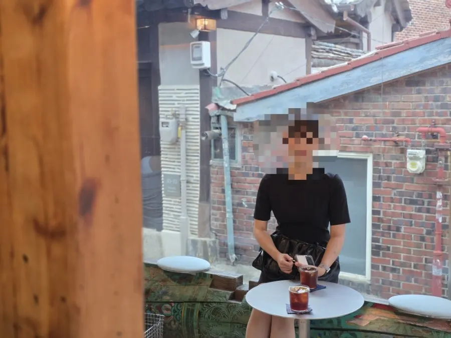 올딧세 서촌 커피 잔과 소품이 놓인 테이블