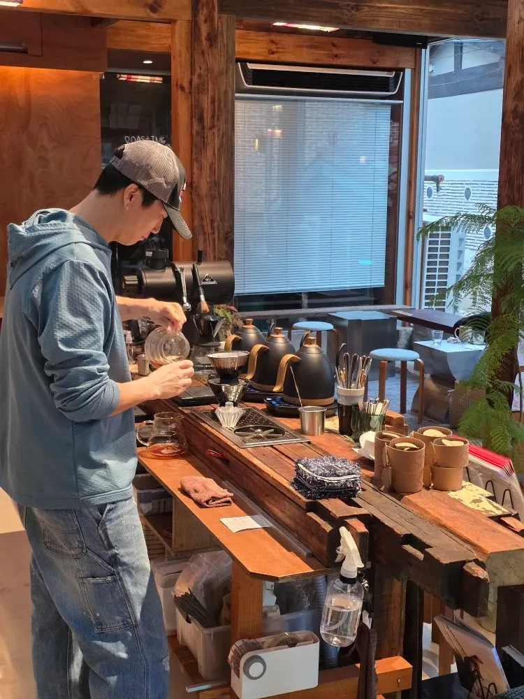 서촌 골목과 어우러진 올딧세 서촌 한옥 전경