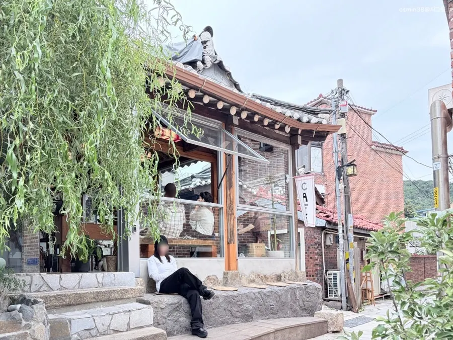Oldsse Seochon's hanok building on the corner