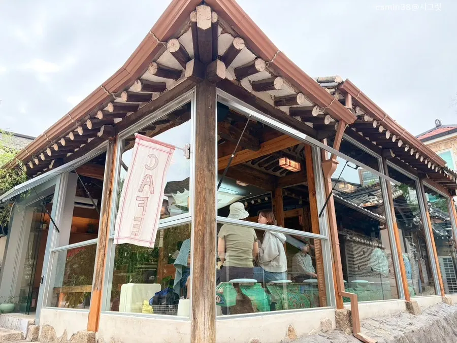 Entrance to Oldsse Seochon's hanok at 35-3 Pilundae-ro