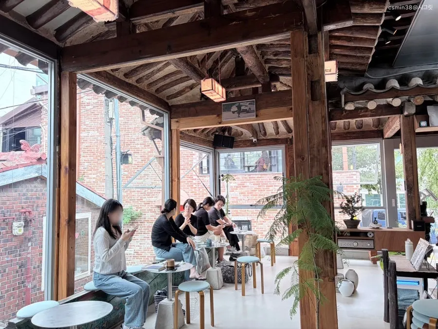 Interior of Oldsse Seochon with exposed wooden pillars and rafters