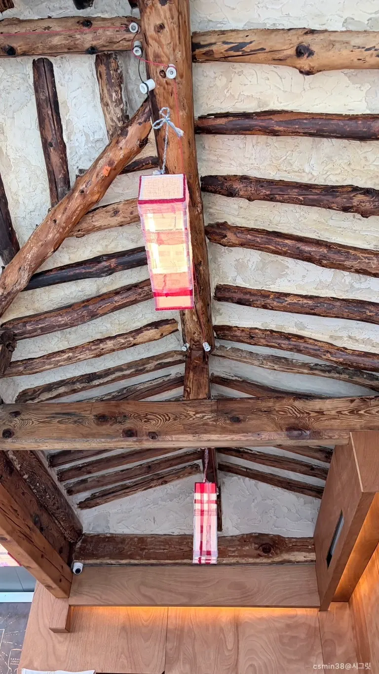 Space combining ceiling paper lanterns with old-looking objects