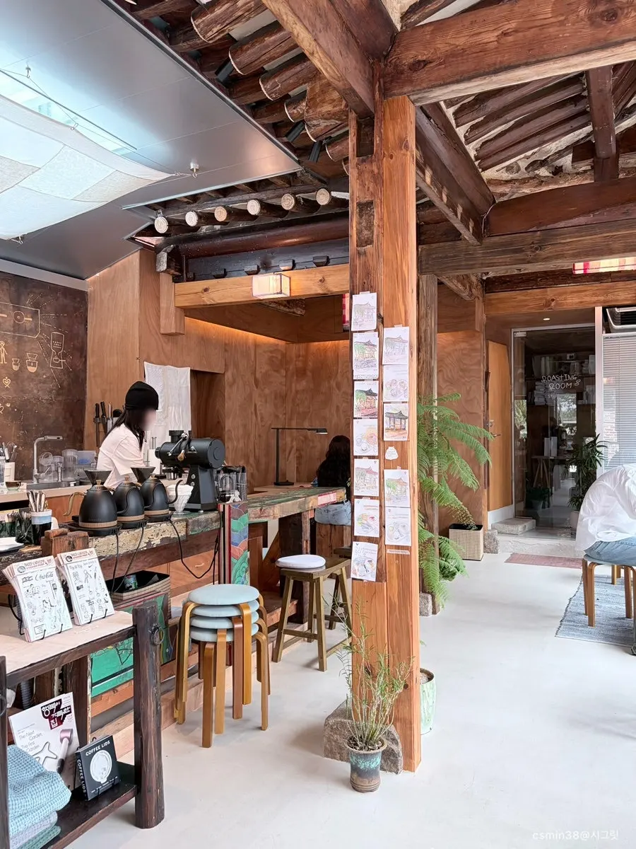 View of the Oldsse Seochon bar as coffee is made