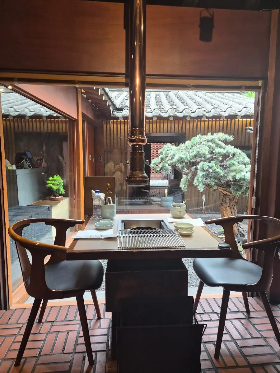 古風な韓屋と松の中庭