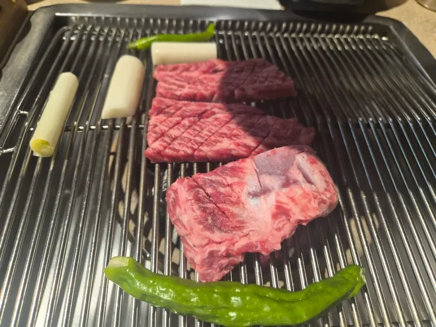 마블링이 돋보이는 한우 생갈비