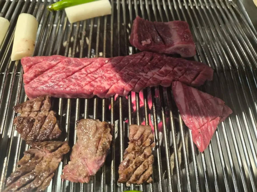 불판에 구운 한우 생갈비