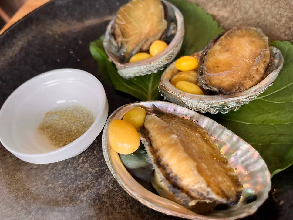 은행 올린 전복찜 한 접시