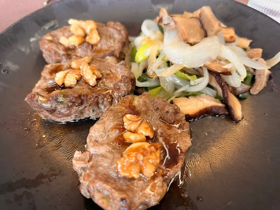 호두 고명 올린 수제 소고기 떡갈비