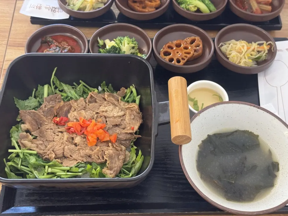 차돌미나리 덮밥과 새우문어 덮밥이 차려진 상