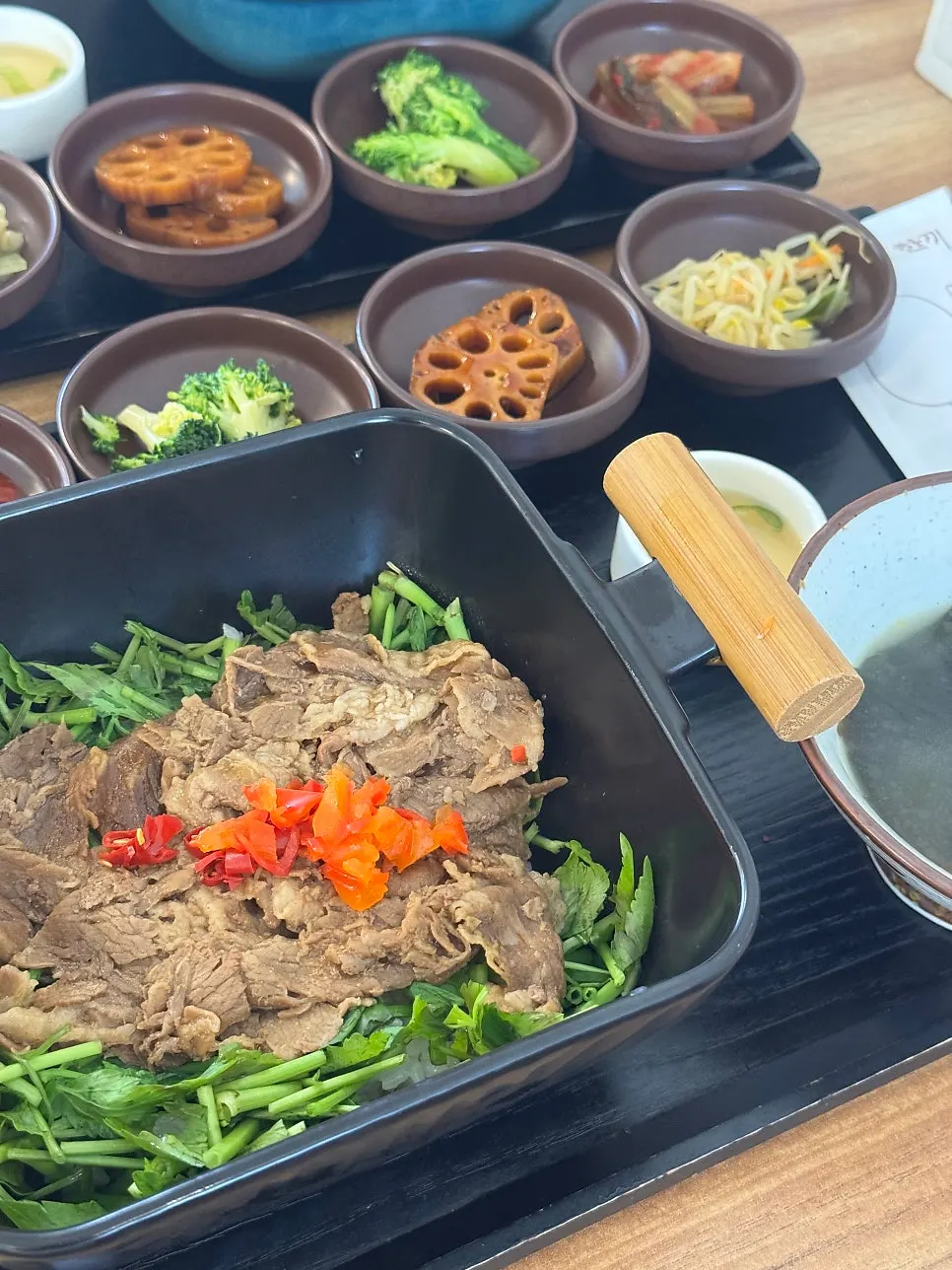차돌미나리 덮밥 가까이서 본 모습