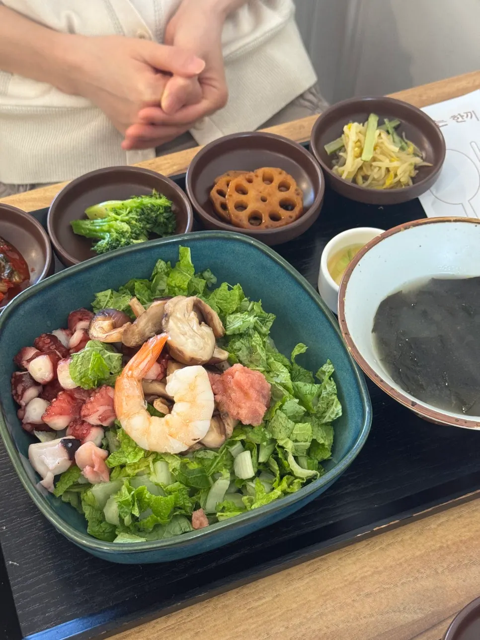 덮밥을 비벼 먹는 중인 그릇