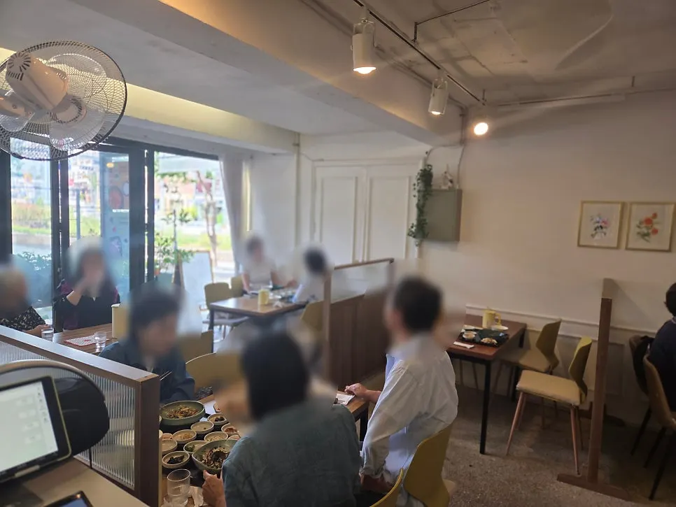 깔끔한 인테리어의 서촌누각 홀