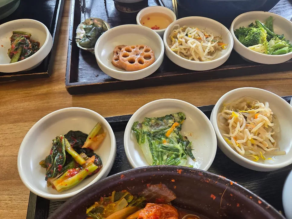 리필 가능한 서촌누각 반찬 구성